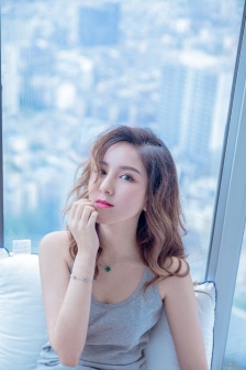 娇妻被交换粗又大又硬无